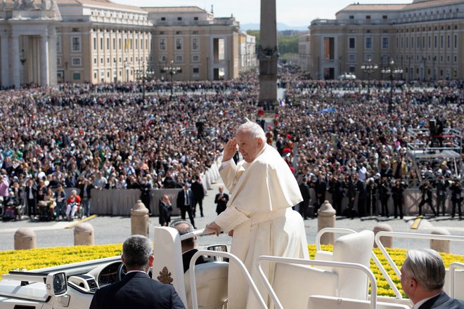 Po dobrih dveh letih se je na velikonočni maši pred baziliko svetega Petra spet zbrala nepregledna množica ljudi, ki jo je pozdravil papež Frančišek. FOTO: Vatican Media/ Reuters
