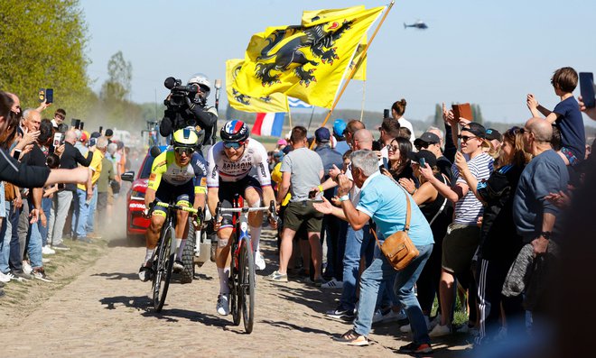 Matej Mohorič (desno) se je junaško boril na peklenski dirki. FOTO: Thomas Samson/AFP
