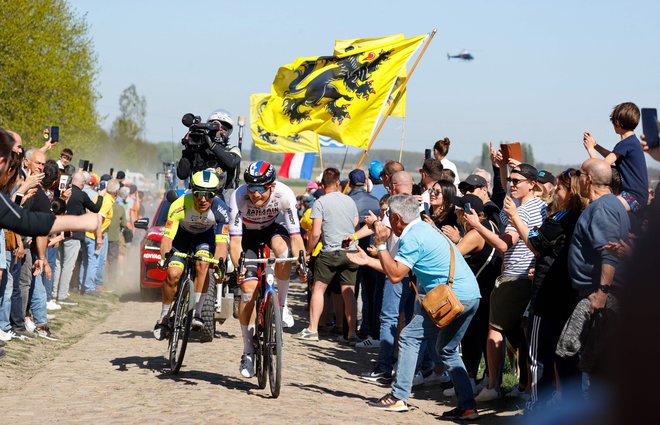 Najtežjo enodnevno kolesarsko dirko&nbsp;Pariz&ndash;Roubaix je slovenski as Matej Mohorič odpeljal ppo svojih najboljših močeh in je šele v sprintu ostal brez uvrstitve na zmagovalni oder. FOTO: Thomas Samson/AFP
