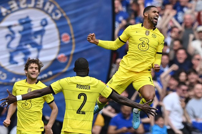 Chelseajev rezervist Ruben Loftus-Cheek (desno) je zabil prvi gol proti mestnemu tekmecu Crystal Palace in dvoboj zapeljal proti še drugemu letošnjemu finalu z Liverpoolom. FOTO: Glyn Kirk/AFP
