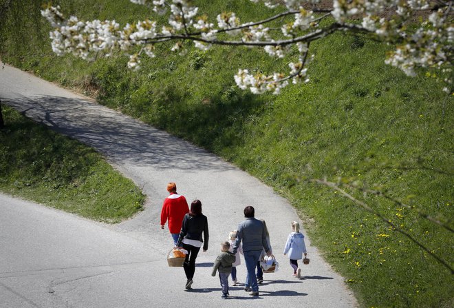 V soboto so verniki hrano nesli k blagoslovu, velikonočni ponedeljek pa je namenjen obiskom. FOTO: Matej Družnik/Delo
