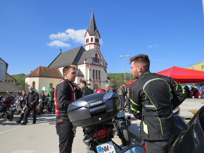 Velikonočni blagoslov je tudi priložnost za druženje starih znancev in prijateljev. FOTO: Bojan Rajšek/Delo
