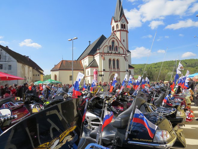 Pešci so se s težavo prebijali mimo dvokolesnikov, ki so bili parkirani na vsakem koraku. FOTO: Bojan Rajšek/Delo
