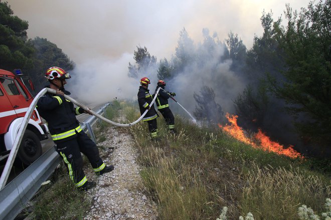 Borba z obsežnim požaromv Dalmaciji. Fotografija je simbolna. FOTO: Ivo Ravlic/CROPIX
