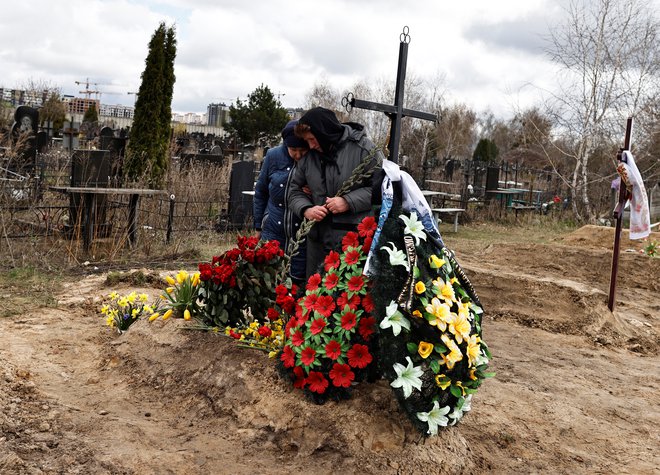 Sina Galine Bondar (63) Olexandra Bondarja (32), ukrajinskega vojaka, so ubili Rusi.&nbsp; FOTO: Zohra Bensemra/Reuters
