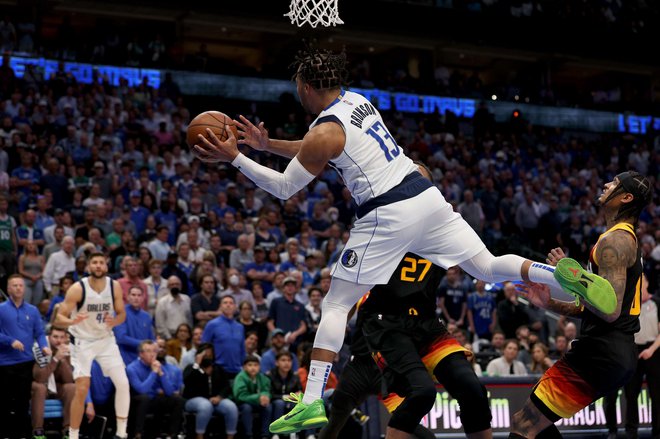 Jalen Brunson in Maxi Kleber sta bila imenitna na drugi tekmi končnice prvega kola lige NBA in Dallas popeljala do izenačnje v zmagaha. FOTO: Tom Pennington/AFP
