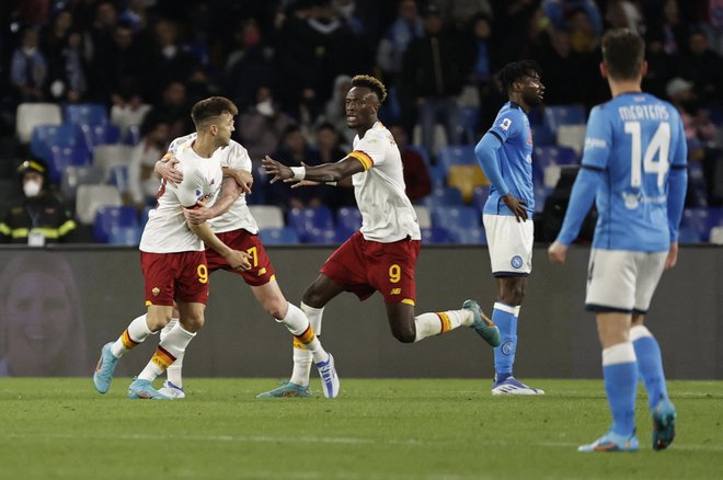 Roma je na štadionu Diego Armando Maradona v Neaplju v zadnjih minutah izenačila in Napoliju ukradla pomembni dve točki v boju za prvaka. FOTO: Ciro De Luca/Reuters
