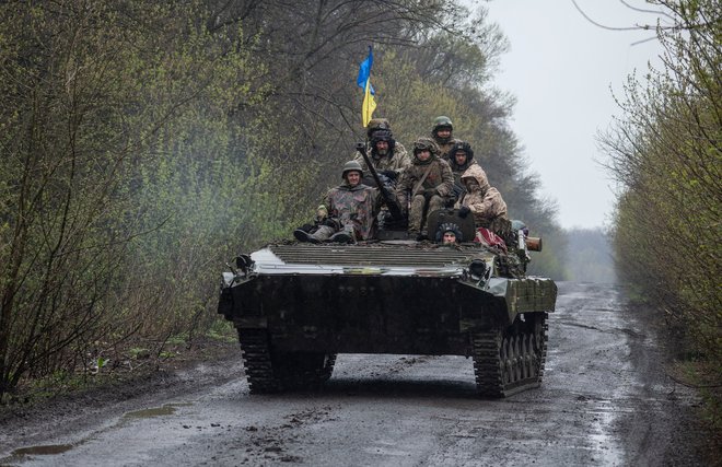 Ukrajinski vojak na tanki nekje na vzhodu Ukrajine. FOTO: Ukrainian Ground Forces/Reuters
