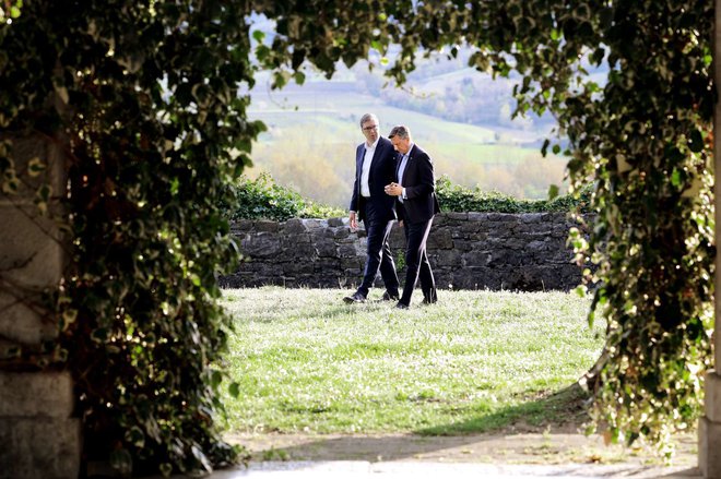 Predsednik Borut Pahor (desno) je srbskemu kolegu Aleksandru Vučiću položil na srce, da morajo voditelji v regiji zaradi zagotavljanja miru paziti, da ne zaostrijo razmer. FOTO: Črt Piksi/Delo
