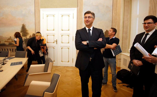 Premier Andrej Plenković je le nekaj mesecev pred potresom pred dvema letoma ponosno razkazoval obnovljeno dvorano bana Josipa Jelačića v prostorih sedeža vlade. FOTO: Damjan Tadić/Cropix
