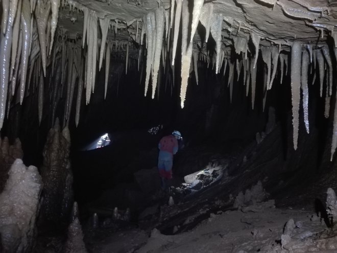 Takšna je kraška jama, ki se je nepričakovano pojavila med glavno in servisno cevjo predora Lokev. Foto Arhiv 2TDK
