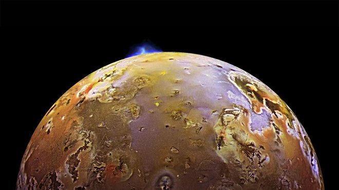 Nasino plovilo New Horizons je na tretji največji Jupitrovi luni Io posnelo vulkanski izbruh. FOTO:&nbsp;Nasa/JPL/Univerza v Arizoni
