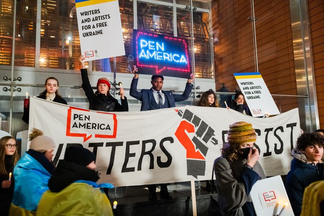 Ameriški Pen je konec februarja po podelitvi literarnih nagrad nasproti newyorške mestne hiše priredil vigilijo v podporo Ukrajini, ki jo je vodila skladateljica Laurie Anderson. FOTO:&nbsp; Ameriški center Pen
