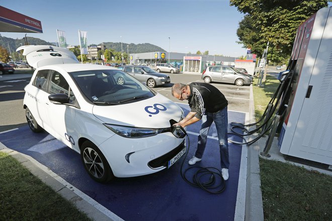 V Sloveniji imamo samo 6.000 električnih avtomobilov. FOTO&nbsp;Leon Vidic
