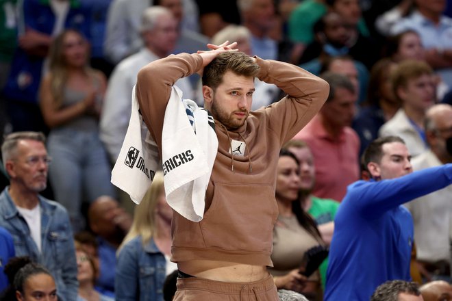 Luka Dončić bi se lahko na igrišče vrnil že za naslednjo tekmo končnice lige NBA. FOTO: Tom Pennington/AFP
