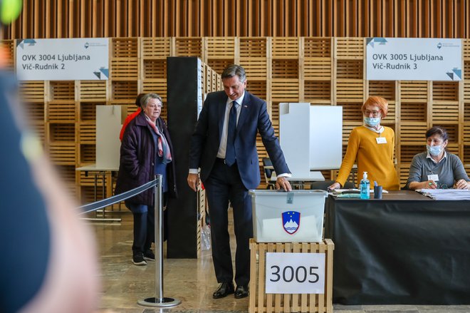 Včeraj je svoj glas oddal tudi predsednik republike Borut Pahor, ki je državljane pozval k udeležbi na volitvah. FOTO: Črt Piksi/Delo
