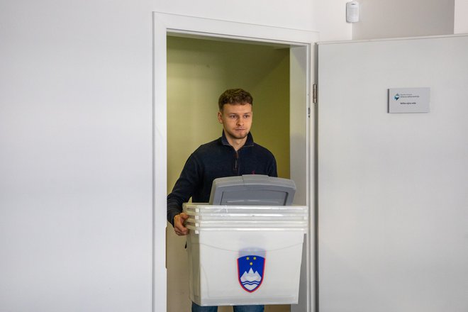 V DVK so povedali, da so težave nastale na več ravneh: pri potrjevanju kandidatnih list in pošiljanju volilnega gradiva v mednarodni promet na Pošti Slovenije, pa tudi zaradi malomarnosti ene od zaposlenih na DVK. FOTO: Voranc Vogel
