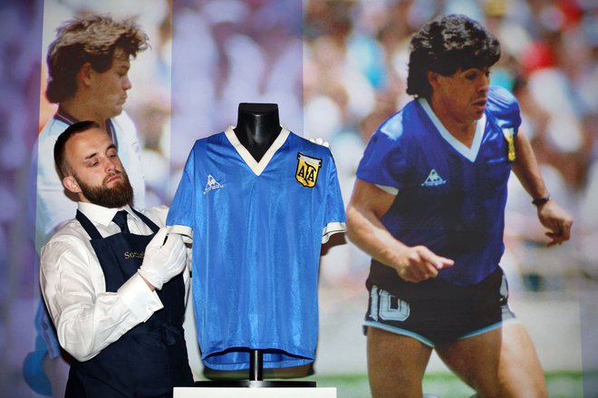 Legendarni Maradonov dres je na dražbi. FOTO: Adrian Dennis/AFP
