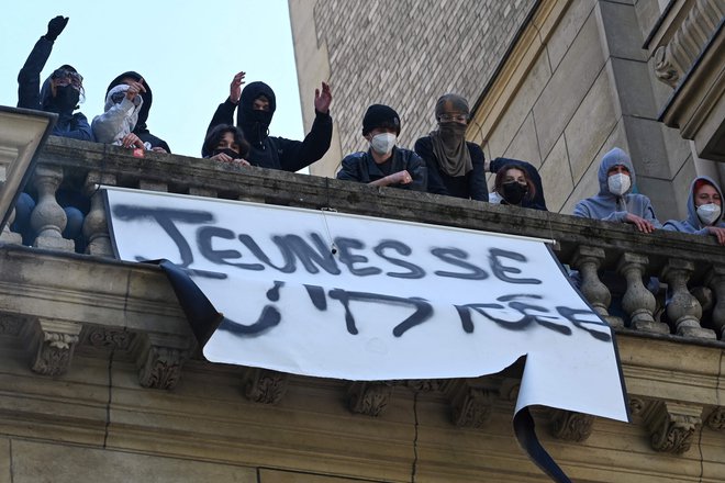 Mladi v Franciji opozarjajo na socialne razlike in podnebno problematiko. FOTO:&nbsp;Emmanuel Dunan/AFP
