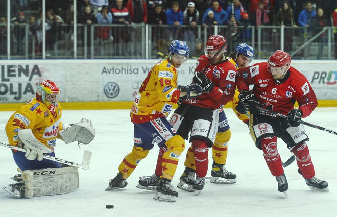 Jeseniški hokejisti so morali v velikem finalu alpske lige priznati premoč tekmecem iz Asiaga. FOTO: Jože Suhadolnik/Delo
