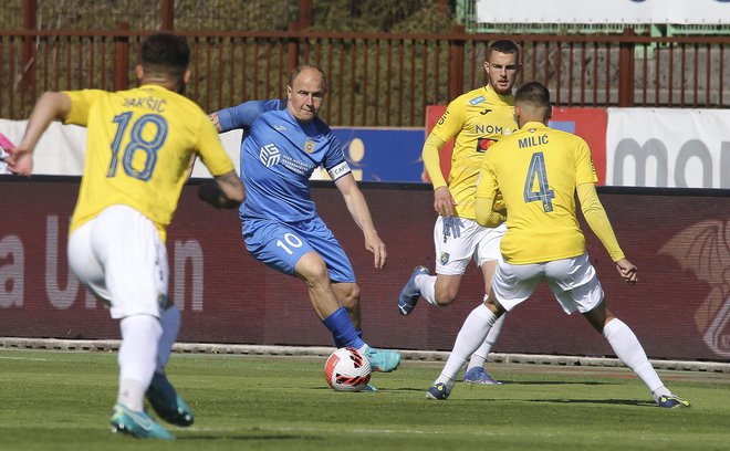 Domžalčan Senijad Ibričić je derbi Ljubljanske kotline odprl s projektilom za vodstvo Domžalčanov. FOTO: Jože Suhadolnik/Delo
