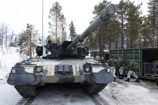 Na Finskem ima članstvo v Natu v novih okoliščinah široko politično in javnomnenjsko podporo. Na fotografiji finski vojaki, ki so marca sodelovali na Natovi vaji na Norveškem. FOTO: Yves Herman/Reuters
