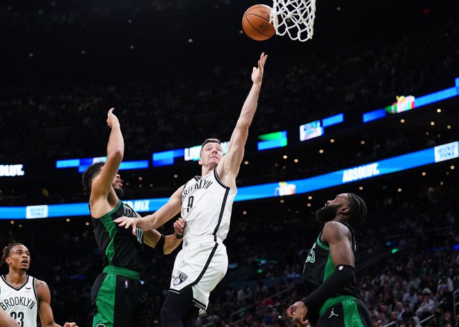 Brooklyn je tudi v drugi tekmi proti Bostonu večino dvoboja bil v prednosti, a je v končnici potegnil krajšo. Nekdanji slovenski kapetan Goran Dragić je bil med boljšimi pri poražencih. FOTO: David Butler Ii/Usa Today Sports
