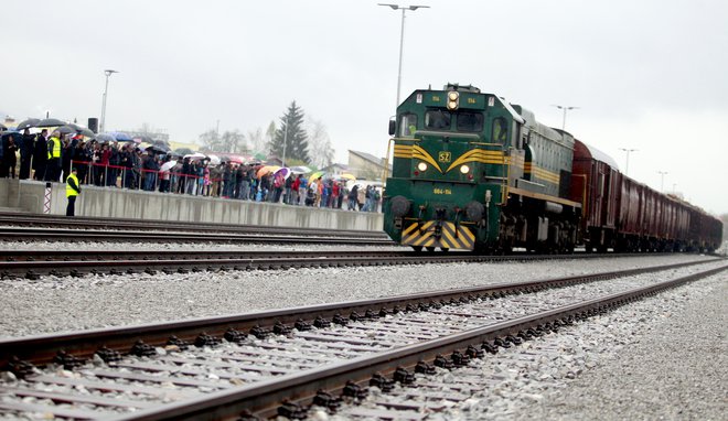 Do vrha naloženi tovorni vlaki so velika obremenitev za železniško infrastrukturo. Da bi preprečili škodo na tirih in prevoznikom s poškodovanimi kolesi in pobremenjenimi vlaki zaračunali škodo, bodo vgradili sistem za odkrivanje nepravilnosti. Foto: Roman Šipič
