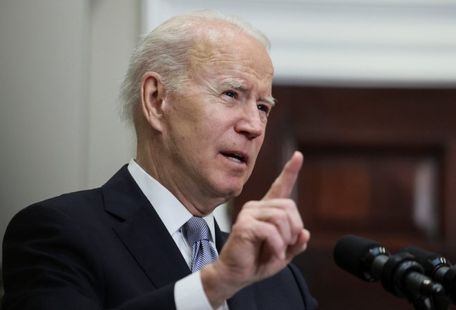 Joe Biden je po včerajšnjem srečanju z ukrajinskim premierom Denisom Šmigalom povedal, da ZDA in zaveznice z največjo možno hitrostjo zagotavljajo vojaško opremo. Foto Evelyn Hockstein/Reuters
