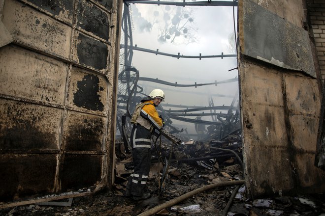 Gašenje požara v tovarni v Harkovu po ruskem napadu. FOTO:&nbsp;Alkis Konstantinidis/Reuters
