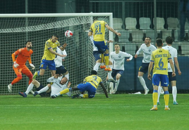 Koprčani so v polfinalu slovenskega pokala šele v zadnjih trenutkih strli odpor Celjanov. FOTO: Jože Suhadolnik/Delo
