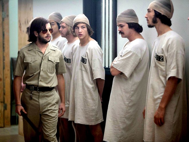 Je slavni eksperiment profesorja Zimbarda res dokazal, da lahko vsak človek v določenih okoliščinah postane mučitelj, ki uživa v poniževanju drugih? Na fotografiji prizor iz filma Stanfordski zaporniški eksperiment iz leta 2015.
