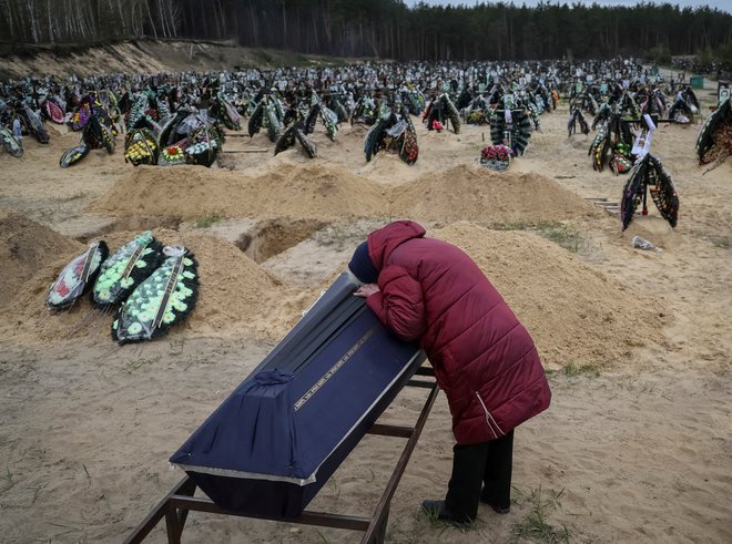 Pokopališče v Irpinju, Kijevska regija, 17. aprila 2022. FOTO: Gleb Garanič/Reuters
