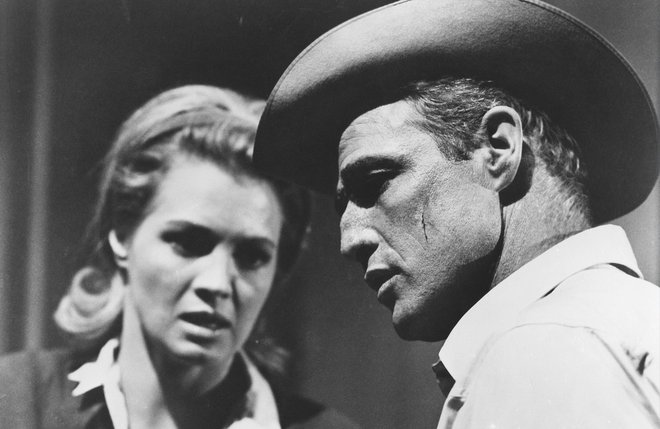 Prizor iz filma: Marlon Brando kot šerif Calder in Angie Dickinson kot njegova žena. FOTO: Promocijski material
