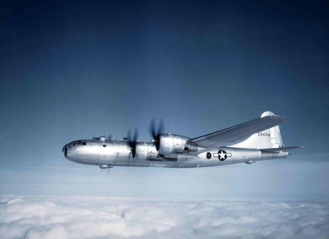 Bombnik B-29 je bil opremljen z namerilnikom, ki naj bi &ndash; če ne gre za bistrumni nesmisel &ndash; humaniziral vojno. FOTO: U. S. Air Force/Wikipedia
