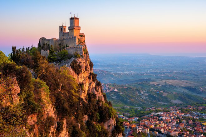 San Marino, vpisan tudi na Unescov seznam svetovne kulturne dediščine, vas bo navdušil z razgledom, otrokom pa bo zelo verjetno bolj všeč Mirabilandia. Foto Boris Stroujko/Shutterstock
