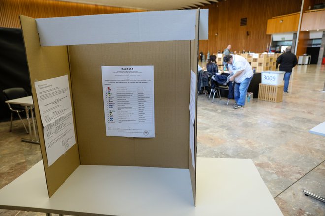 V treh dneh je predčasno glasovalo kar 7,67 odstotka volilnih upravičencev. FOTO: Črt Piksi/Delo
