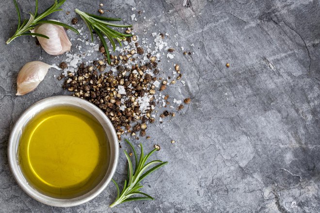 V kuhinji pogosto tekmujeta dve ekipi: ljudje, ki kuhajo samo z maslom, in drugi, ki prisegajo na olivno olje. FOTO: Arhiv Polet/Shutterstock
