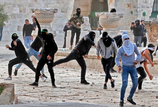 Na območju mošeje Al Aksa so danes izbruhnili novi spopadi med palestinskimi protestniki in izraelsko policijo. Po jutranji molitvi so izbruhnili izgredi, med katerimi naj bi Palestinci v policiste med drugim metali kamne. Spopadi naj bi se nato preselili do Zidu žalovanja, kjer so potekale judovske molitve. Policija je&nbsp; posredovala z uporabo solzivca in gumijastih nabojev. Glede na navedbe palestinskega Rdečega polmesca je bilo ranjenih 31 Palestincev, od katerih so 14 prepeljali v bolnišnico. Foto: Ahmad Gharabli/Afp
