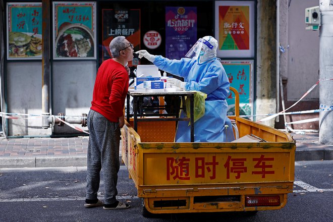 Šanghajčani so takoj posumili, da so rezultati testov na covid-19 odvisni od državnega &raquo;posredovanja&laquo;, da so pozitivni takrat, ko to reče oblast. FOTO: Stringer/Reuters
