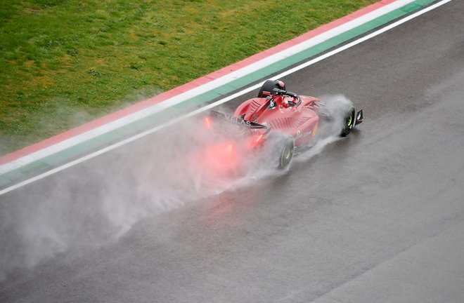 Charles Leclerc je bil najhitrejši na prvem prostem treningu v Imoli, potekal je v dežju, za VN Emilije - Romanje. FOTO: Andrej Isaković/AFP
