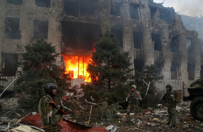 FILE PHOTO: Service members of pro-Russian troops, including fighters of the Chechen special forces unit, stand in front of the destroyed administration building of Azovstal Iron and Steel Works during Ukraine-Russia conflict in the southern port city of Mariupol, Ukraine April 21, 2022. REUTERS/Chingis Kondarov/File Photo