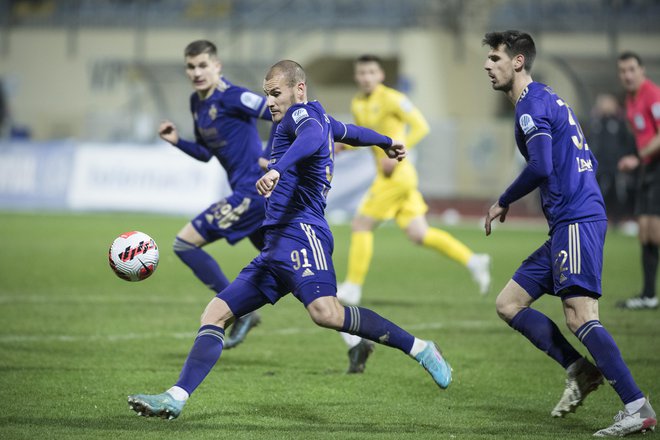 Mariborčani s prvim strelcem Ognjenom Mudrinskim si v Sežani ne smejo privoščiti spodrsljaja. FOTO: Jure Eržen/Delo
