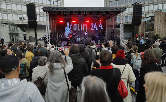 To je že 105. protestni shod proti vladi Janeza Janše. FOTO:&nbsp;Jože Suhadolnik/Delo
