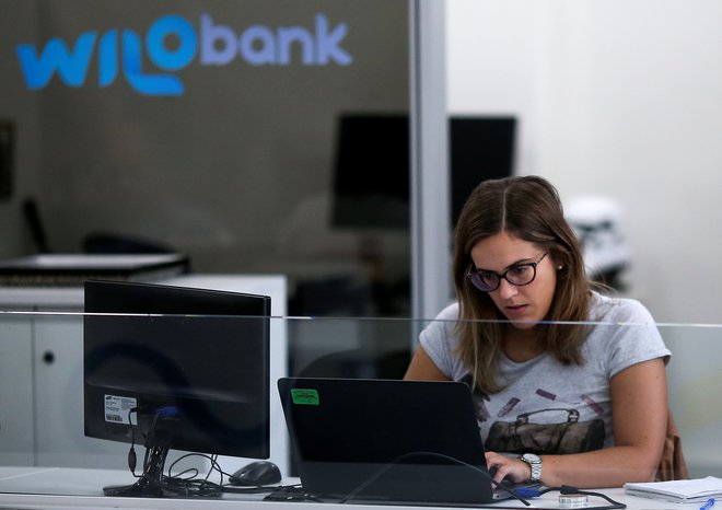 Razvoj družbe in interneta tudi bankam narekuje, da morajo spremeniti oziroma digitalizirati prodajne in komunikacijske poti. FOTO: Agustin Marcarian/Reuters
