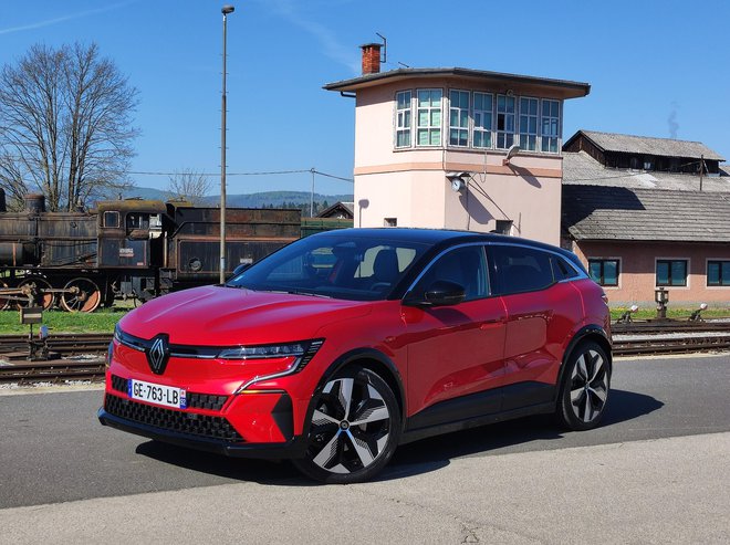 Novi renault megane dosedanjega ne upokojuje, mu pa dodaja baterijsko-električni pogon. Sodobna oblika privablja poglede, a hkrati nesporno spominja na dosedanje megane. FOTO:&nbsp;Boštjan Okorn
