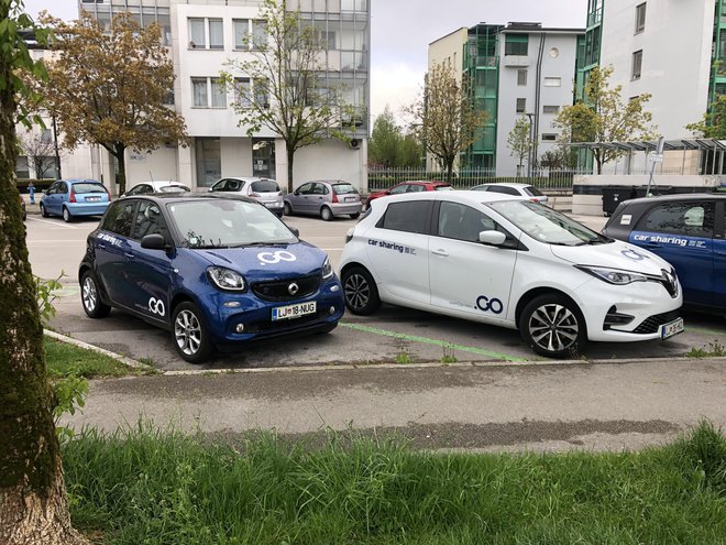 V voznem parku Avant2Go, ki šteje 400 električnih vozil, je največ smartov (na fotografiji levo). FOTO: Gašper Boncelj
