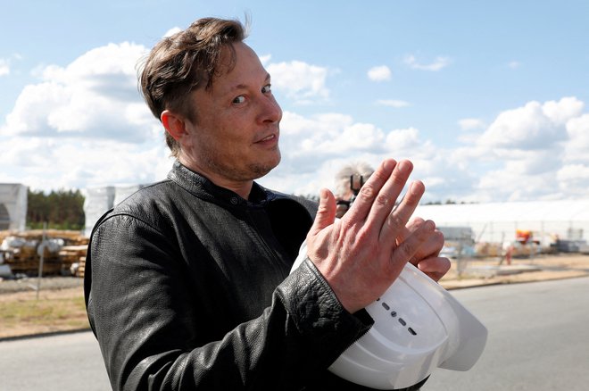 Elon Musk očitno neizmerno uživa, ko lahko čivka, ne da bi mu kdorkoli gledal pod prste. FOTO: Michele Tantussi/Reuters
