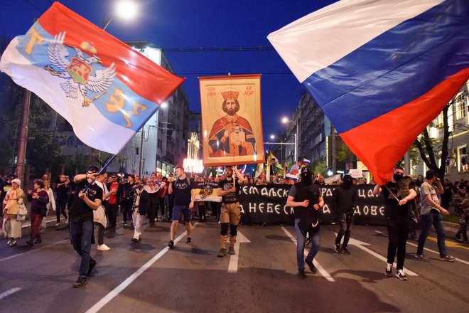 Minuli teden so na protestu v Beogradu skupaj vihrale srbske in ruske zastave. Foto Zorana Jevtić/Reuters
