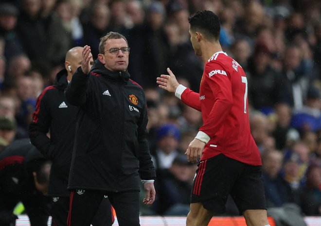 Trener&nbsp;Ralf Rangnick in prvi as Manchester Uniteda Cristiano Ronaldo. FOTO: Lee Smith/Reuters
